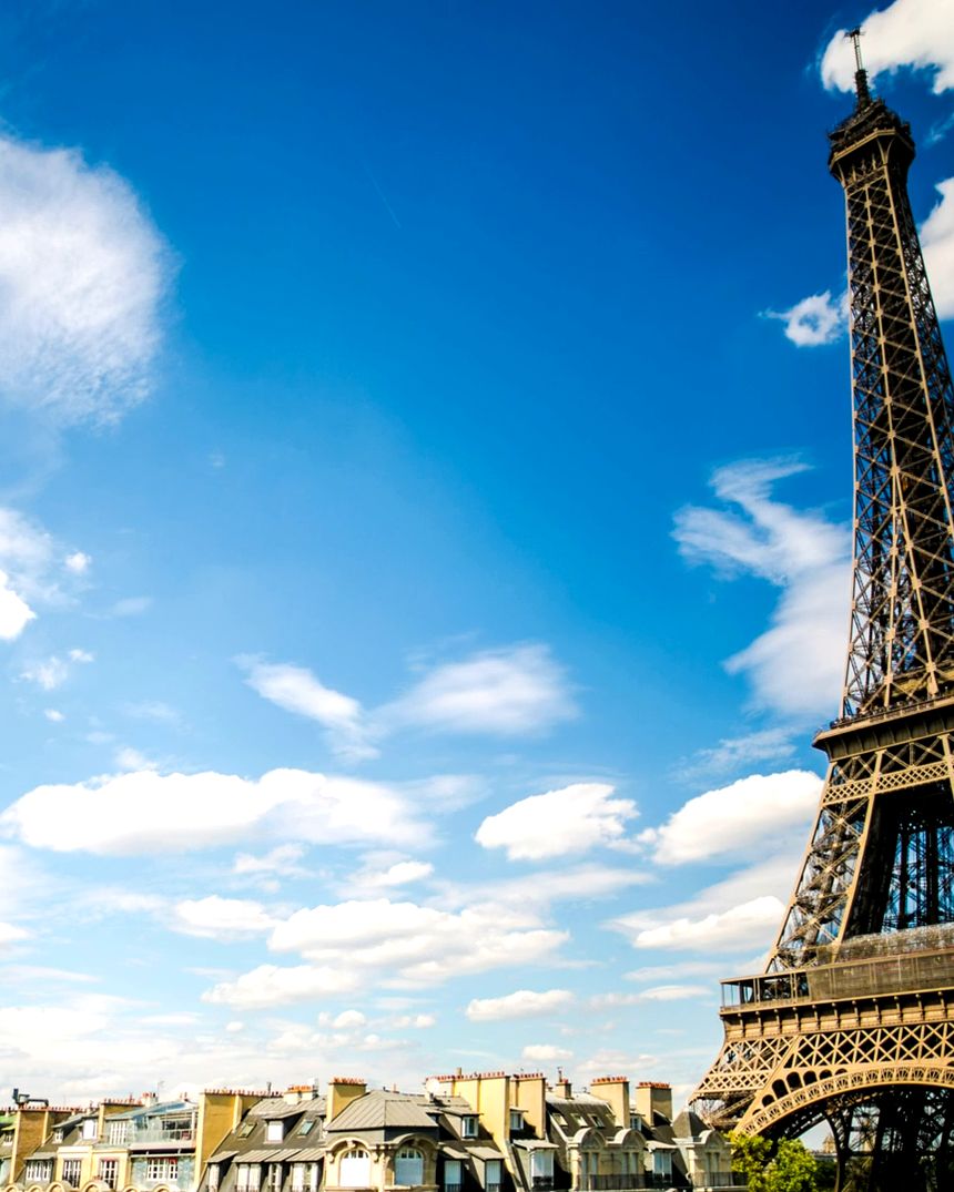 Torre Eiffel vista entre os telhados de Paris