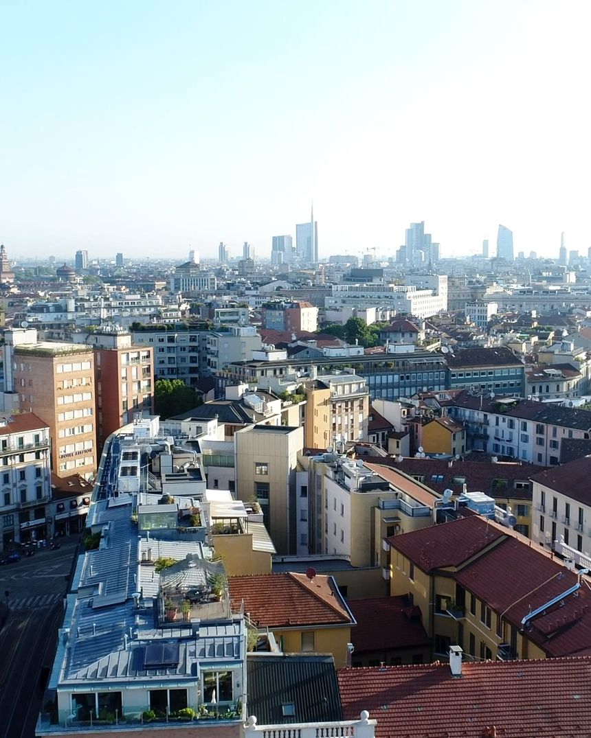 Vista aérea de telhados de uma cidade histórica europeia